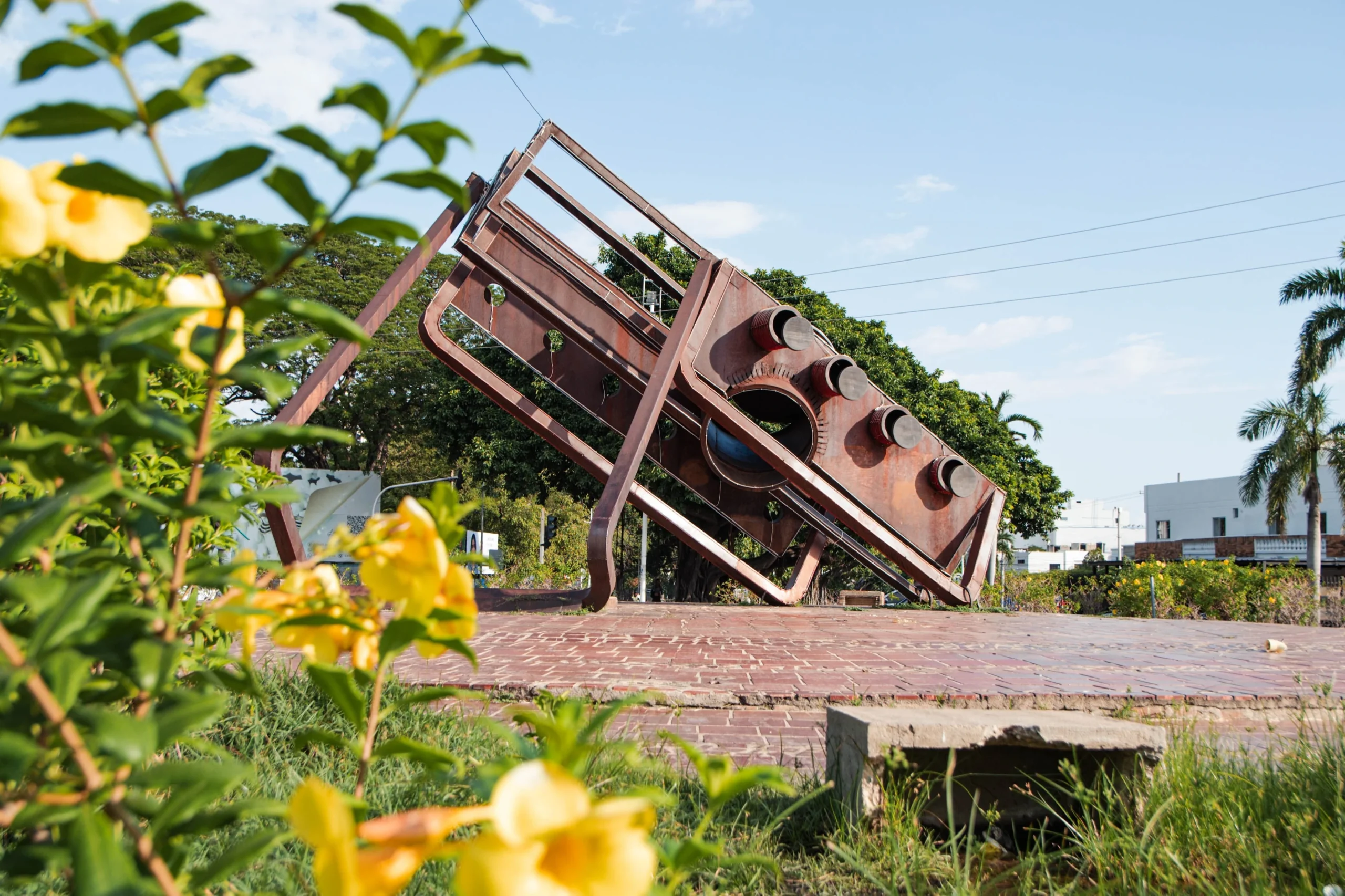 “Mi Pedazo de Acordeón”, la escultura que desde 1991 rinde homenaje a la música y a la memoria de Alejo Durán en Valledupar. Foto: Jesús Ochoa.