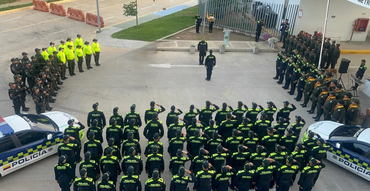 La Policía Metropolitana de Valledupar conmemoró los 134 años de la institución con una solemne izada de bandera. Foto: Policía.
