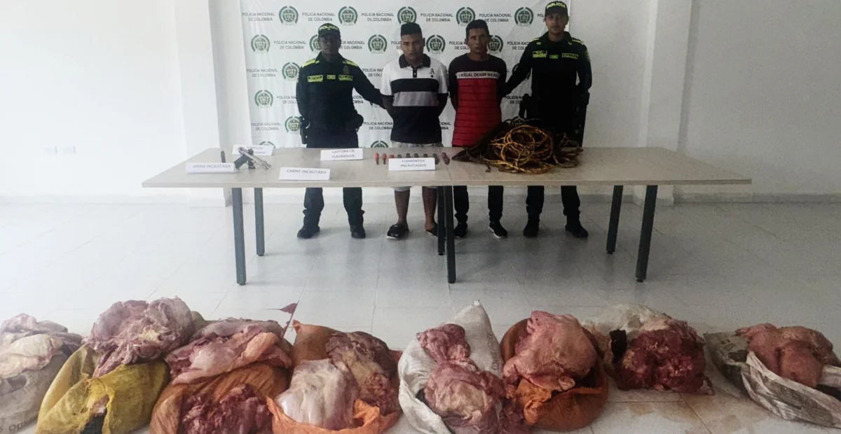 El Ejército y la Policía capturaron en flagrancia a dos hombres que transportaban carne de res hurtada. Foto: Policía.