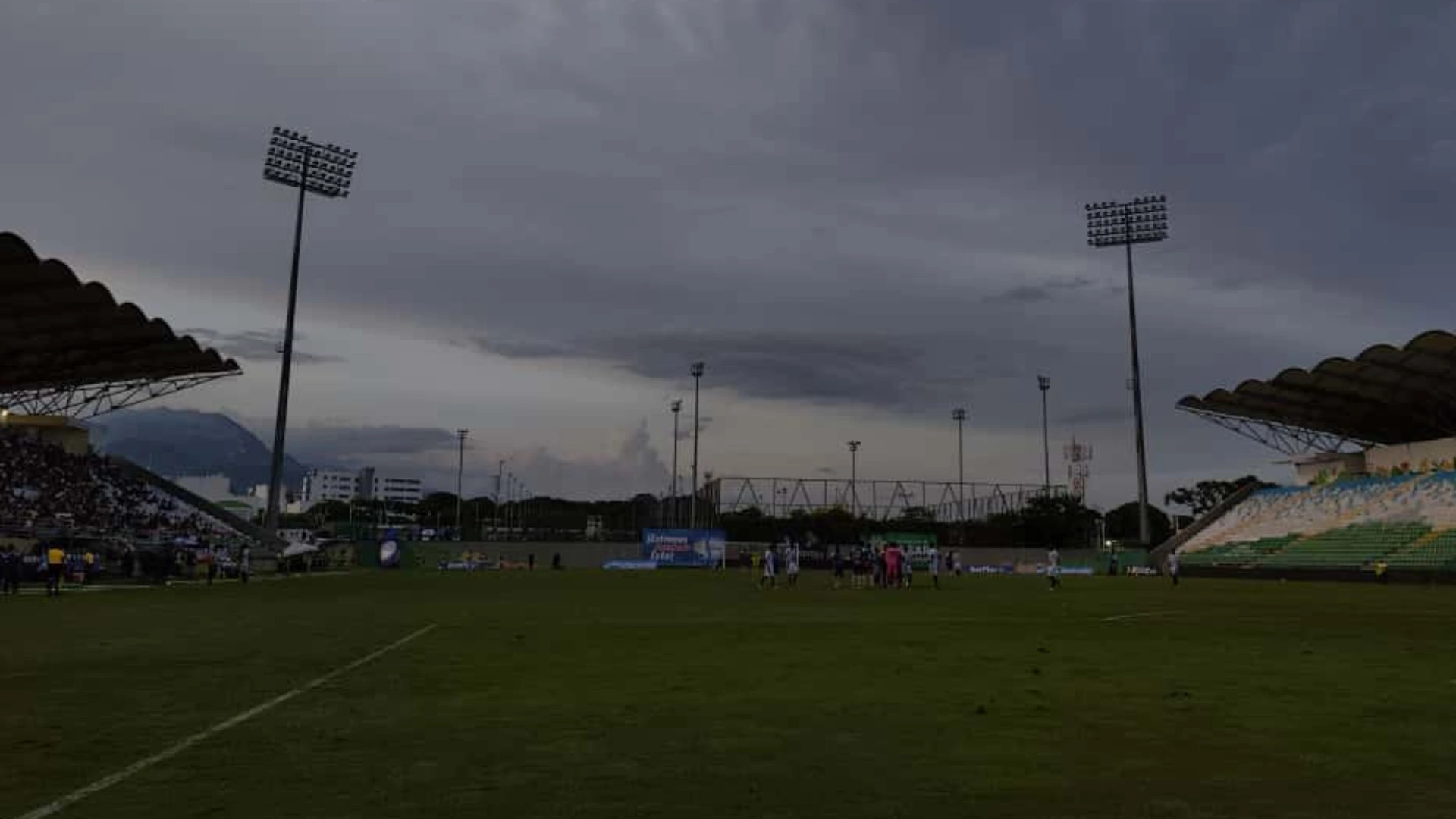 Sobre el minuto 50 del compromiso, las luminarias del Armando Maestre fallaron nuevamente. Foto: Jesús Ochoa.