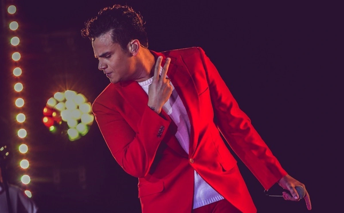 A partir de las 3 p. m. (Hora Este) y 12:00 p.m. (Hora del Pacífico), podrá seguir en vivo al artista.