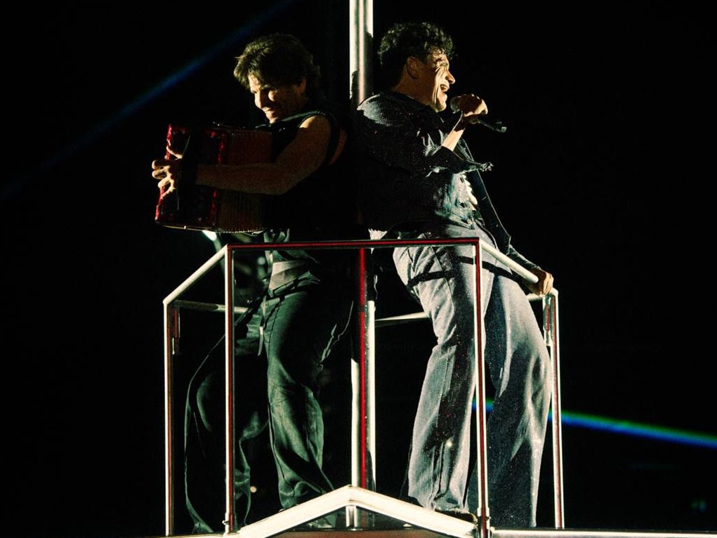 Silvestre y Juancho sorprendieron al salir al escenario en una estrella teleférica. 

FOTO: TELEGRAM SILVESTR DANGOND.