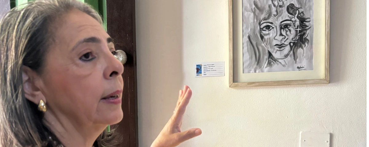 La artista Marianne Sagbini comparte con el público los detalles de sus obras durante el recorrido guiado en Casa de Encuentros.​ Foto: EL PILÓN.