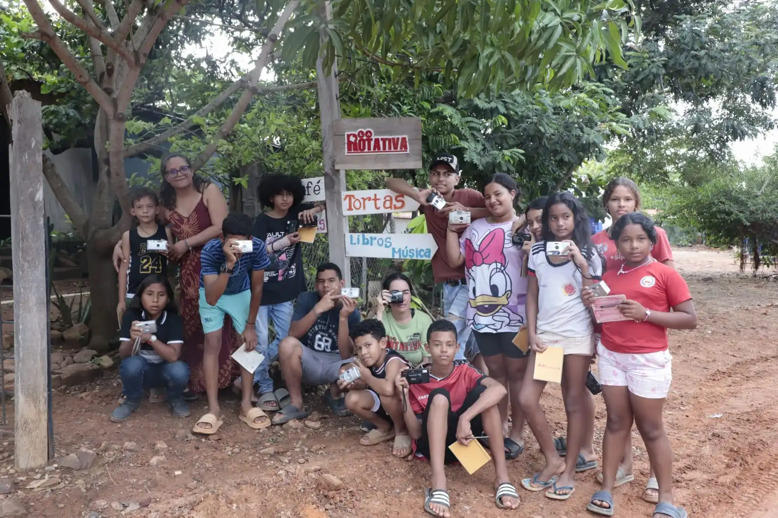 Niños y niñas del Semillero Fotográfico Experimenta capturan momentos únicos con sus cámaras de rollo, explorando la fotografía analógica como herramienta de expresión. Foto: La Rotativa