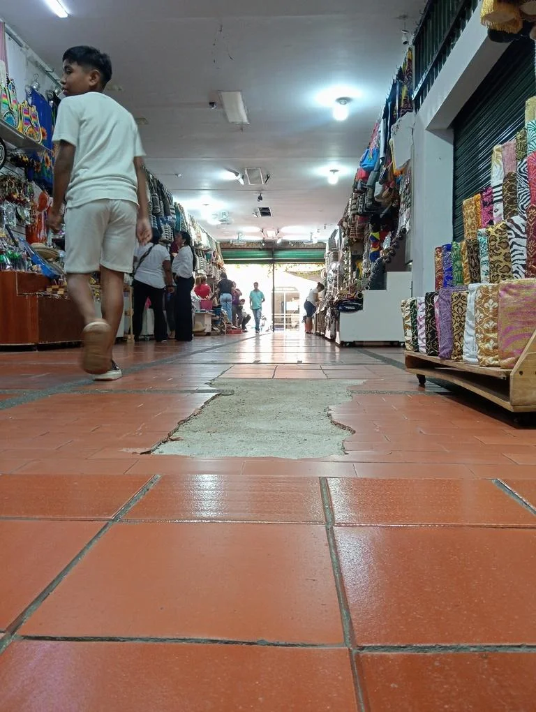 Baldosas levantadas y deterioradas evidencian el abandono en el pasaje principal de Calle Grande. Foto: EL PILÓN.