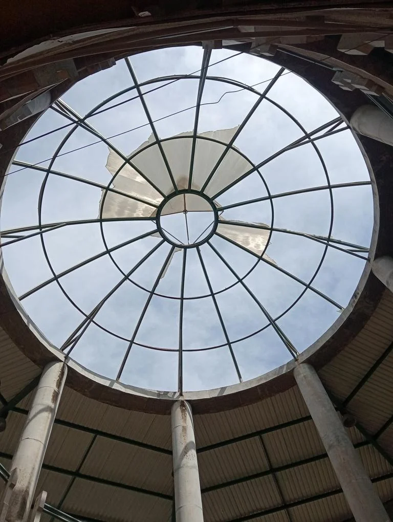 El techo deteriorado de Calle Grande muestra fragmentos desprendidos y representa un riesgo latente para comerciantes y visitantes. Foto: EL PILÓN.