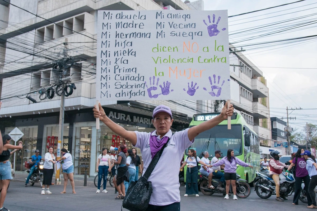 Manifestantes durante el 8 de marzo de 2025, alzando sus voces y pancartas para exigir el fin de la violencia y reclamar justicia para las mujeres víctimas de feminicidio en el departamento del Cesar. Foto: Archivo.