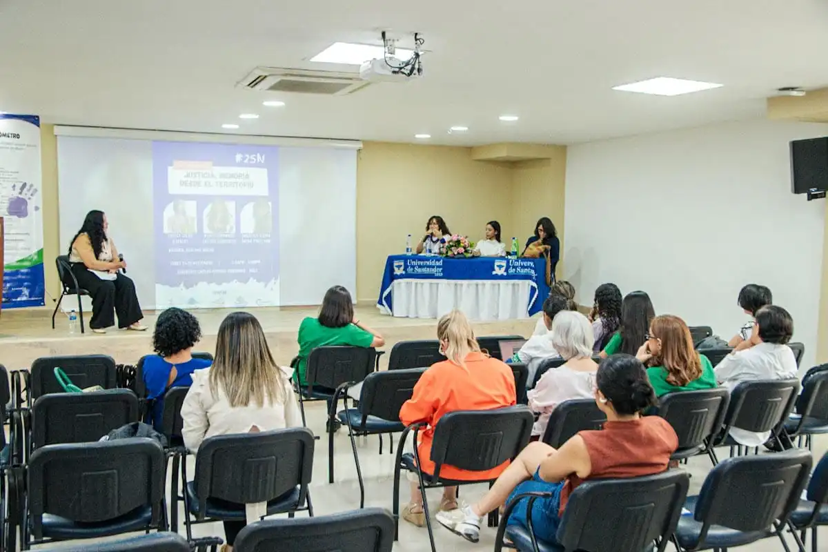 Participantes del conversatorio “Justicia, memoria desde el territorio” en la UDES Valledupar. Foto: Jesús Ochoa.