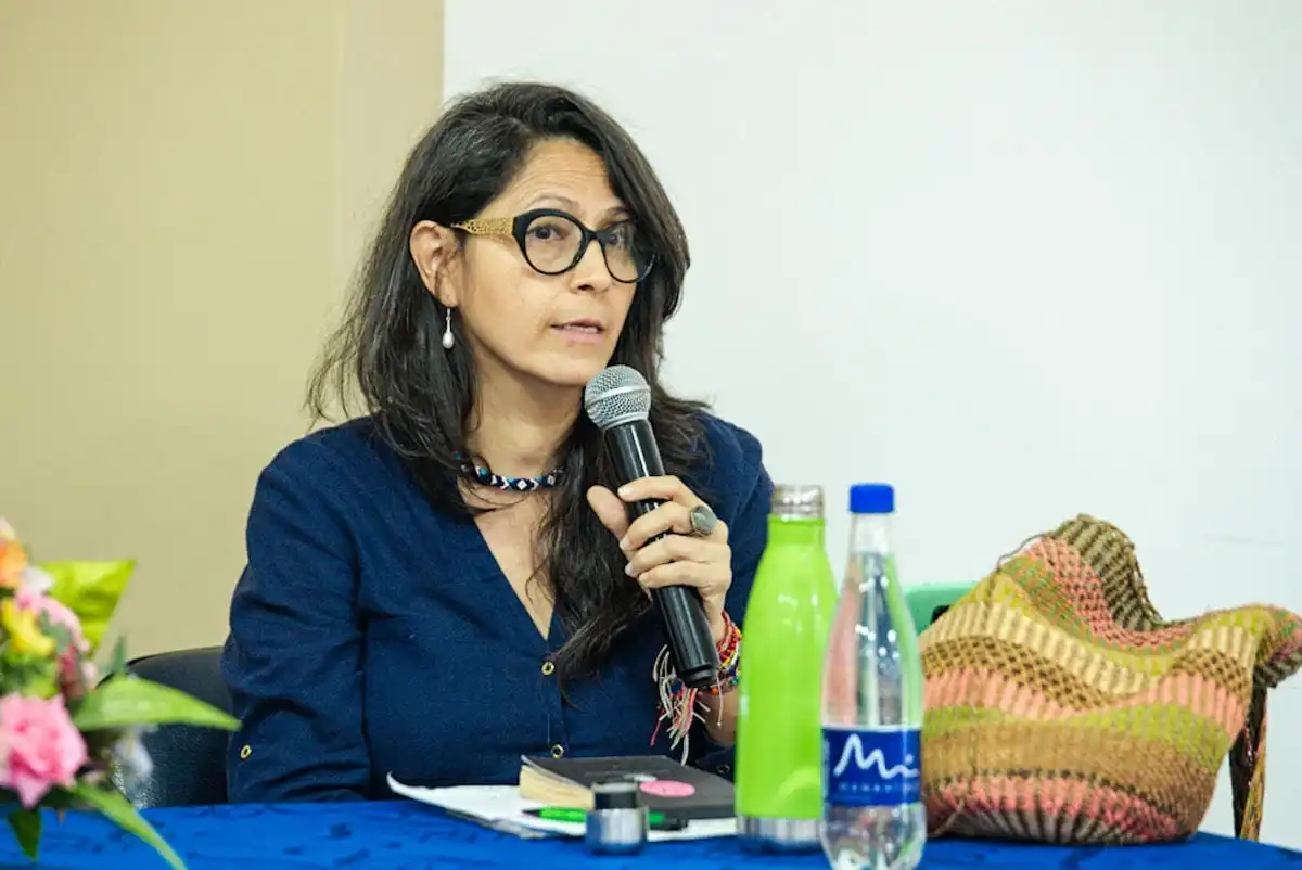 Angélica María Arias Preciado, mujer tejedora de paz y psicóloga especializada en género, durante su intervención en el conversatorio realizado en UDES, resaltando la importancia de un análisis sistémico para enfrentar las violencias de género en el Cesar y Colombia. Foto: Jesús Ochoa.