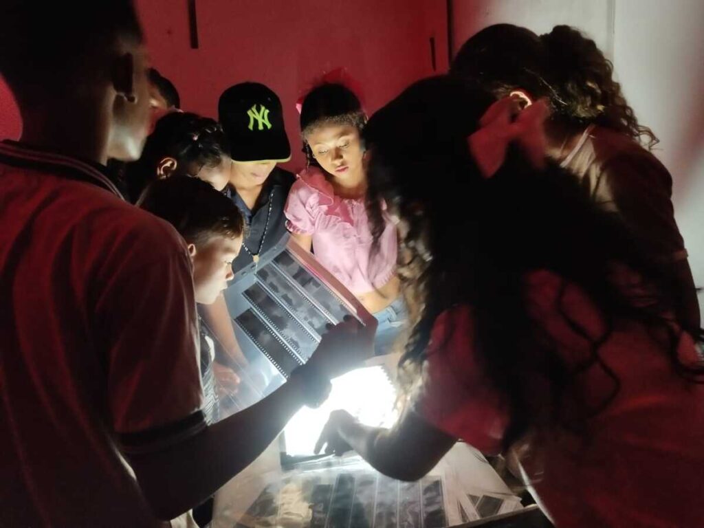 El pasado miércoles 5 de noviembre, familias y visitantes interactúan con las obras realizadas por los niños y niñas de Tierra Grata. Foto: La Rotativa.
