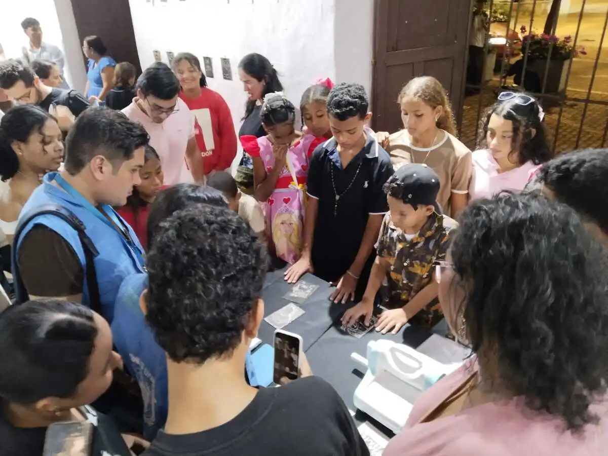 Niños y niñas del Semillero Fotográfico Experimental muestran sus imágenes reveladas. Foto: La Rotativa.