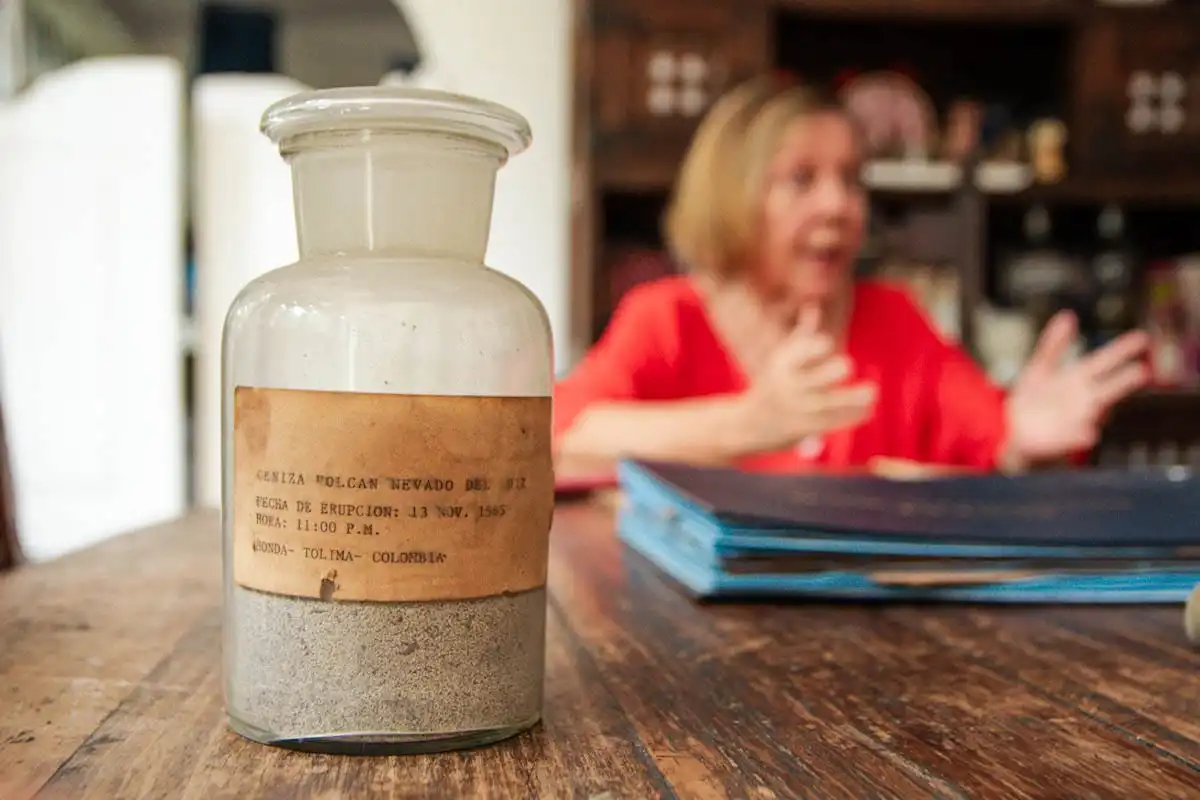 Cecilia Luque atesora en un frasco las cenizas que cayeron del Nevado del Ruiz ese noviembre de 1985. Foto: Jesús Ochoa.