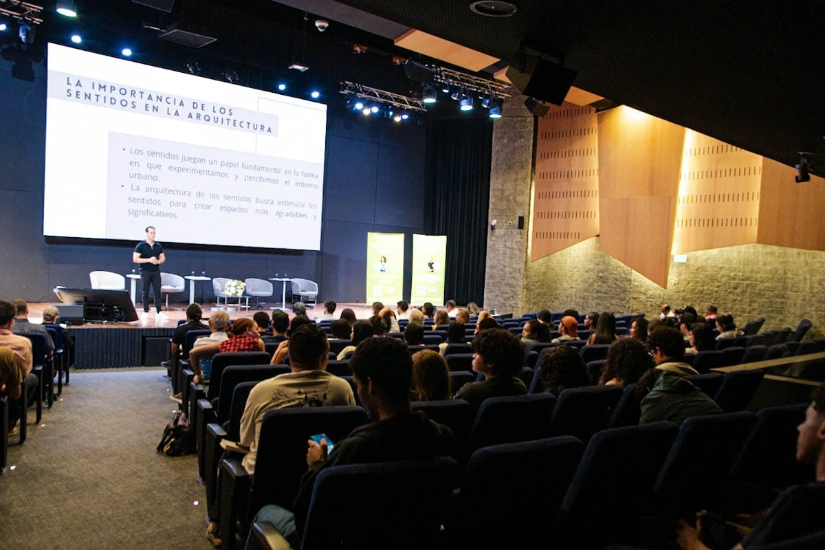 Auditorio Macondo de la Fundación Universitaria del Área Andina lleno de participantes durante el Foro Cultura Ciudadana, reflejando el interés de la comunidad por fortalecer la convivencia en Valledupar. Foto: Jesús Ochoa.