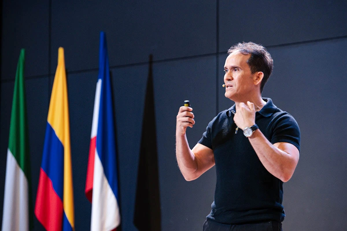 Juan Pablo Morón, arquitecto y docente de Areandina, comparte la importancia de la sensibilidad urbana y la participación ciudadana en el diseño de espacios habitables durante su conferencia. Foto: Jesús Ochoa.