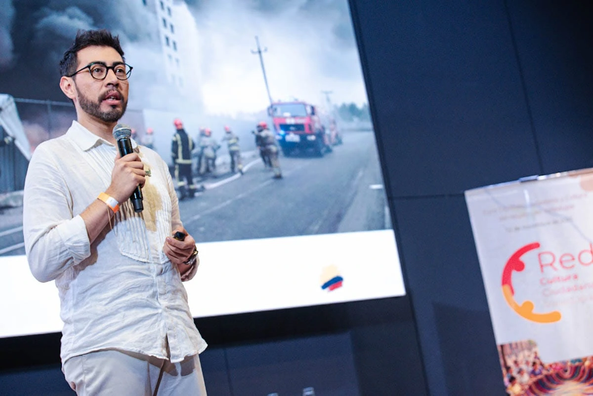Jorge Andrés Ortiz Rodríguez, especialista en diseño urbano, expone la visión de la ciudad como lienzo social, resaltando la lúdica y el patrimonio en la construcción de convivencia. Foto: Jesús Ochoa.