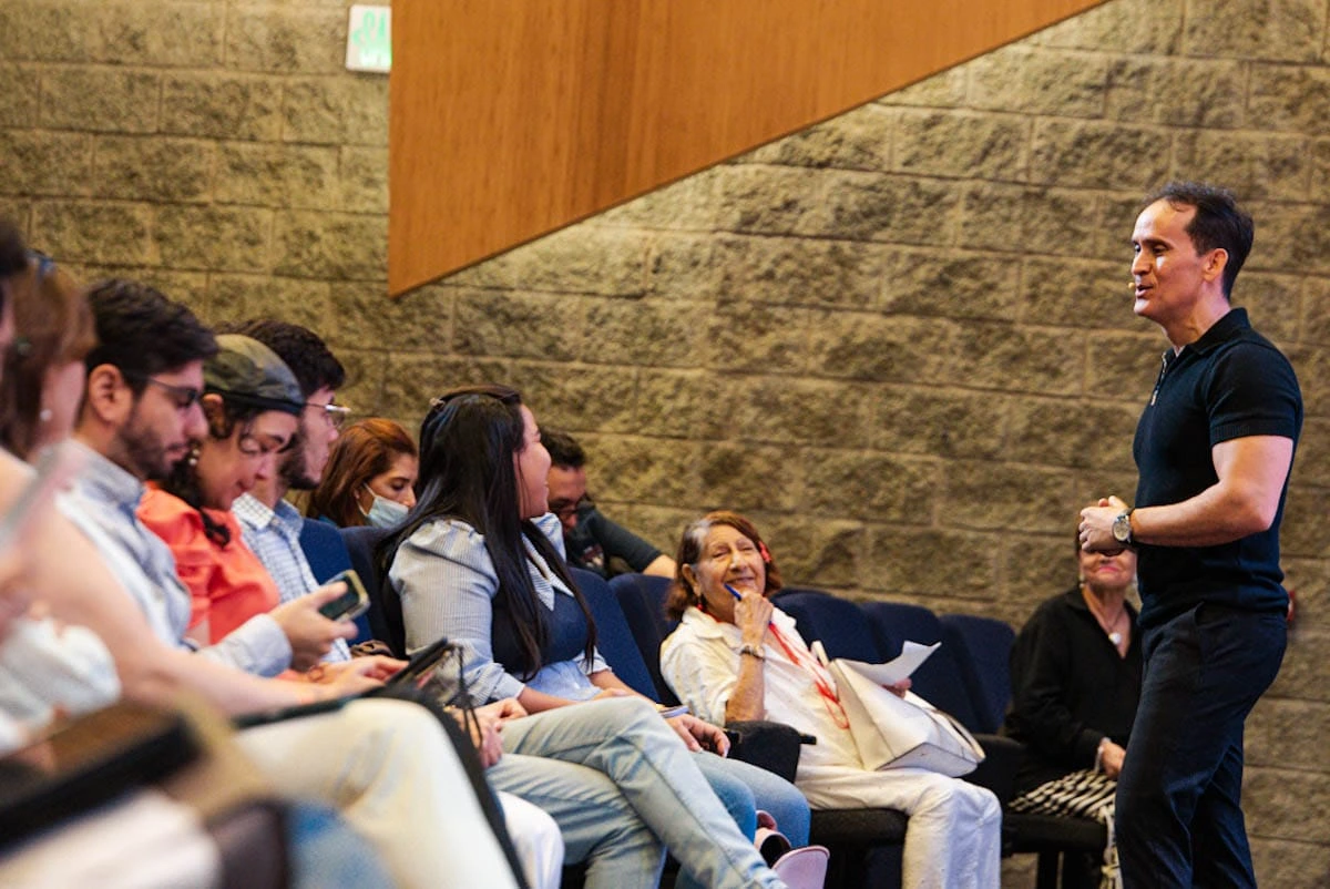 Juan Pablo Morón, arquitecto y docente de Areandina, comparte la importancia de la sensibilidad urbana y la participación ciudadana en el diseño de espacios habitables durante su conferencia. Foto: Jesús Ochoa.