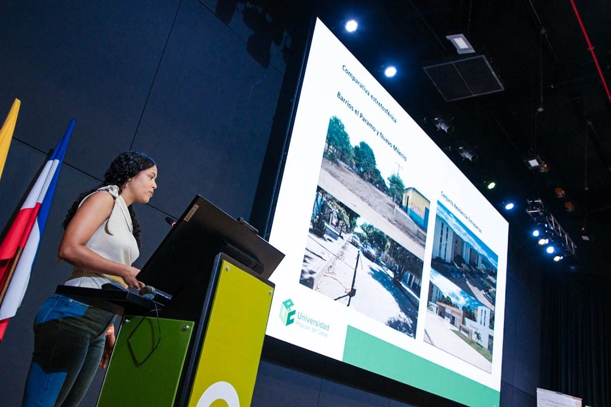 Shaskya Romero Santis, socióloga en formación, aborda el rol de la pedagogía social y la apropiación comunitaria de los equipamientos urbanos en Valledupar ante el público asistente. Foto: Jesús Ochoa.
