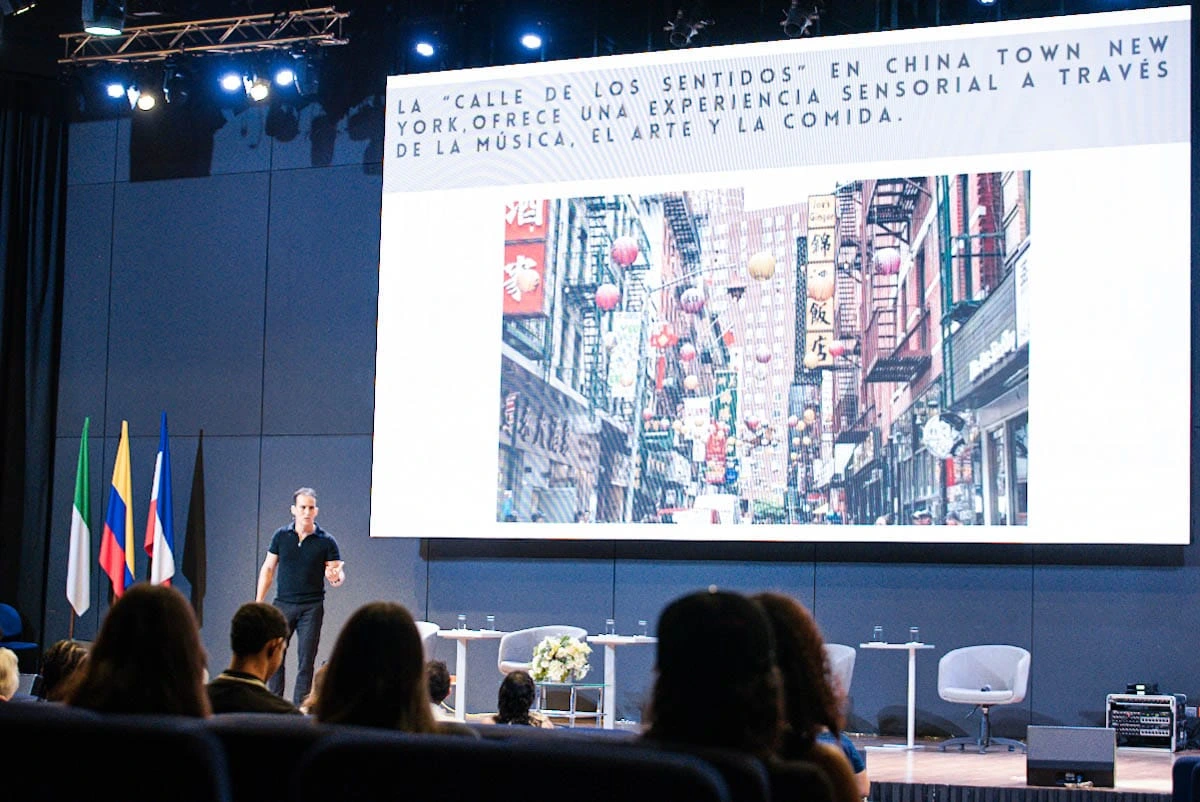 Juan Pablo Morón, arquitecto y docente de Areandina, comparte la importancia de la sensibilidad urbana y la participación ciudadana en el diseño de espacios habitables durante su conferencia. Foto: Jesús Ochoa.