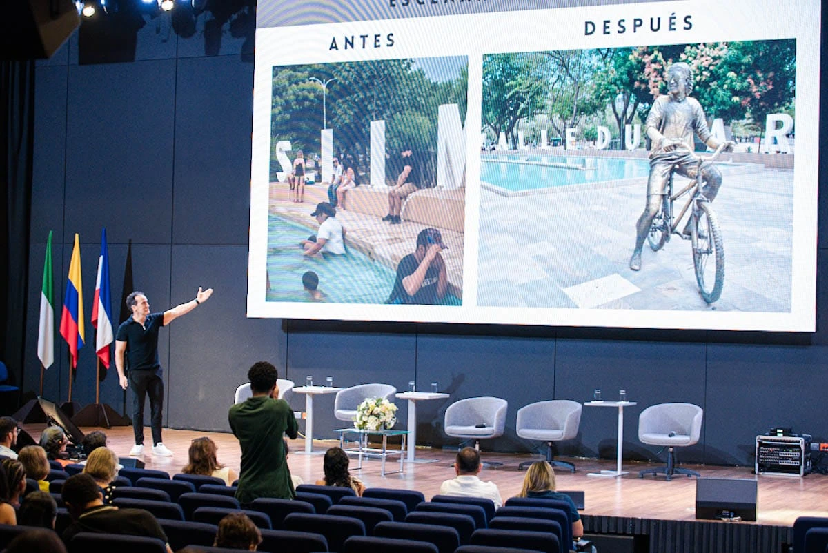 Juan Pablo Morón, arquitecto y docente de Areandina, comparte la importancia de la sensibilidad urbana y la participación ciudadana en el diseño de espacios habitables durante su conferencia. Foto: Jesús Ochoa.