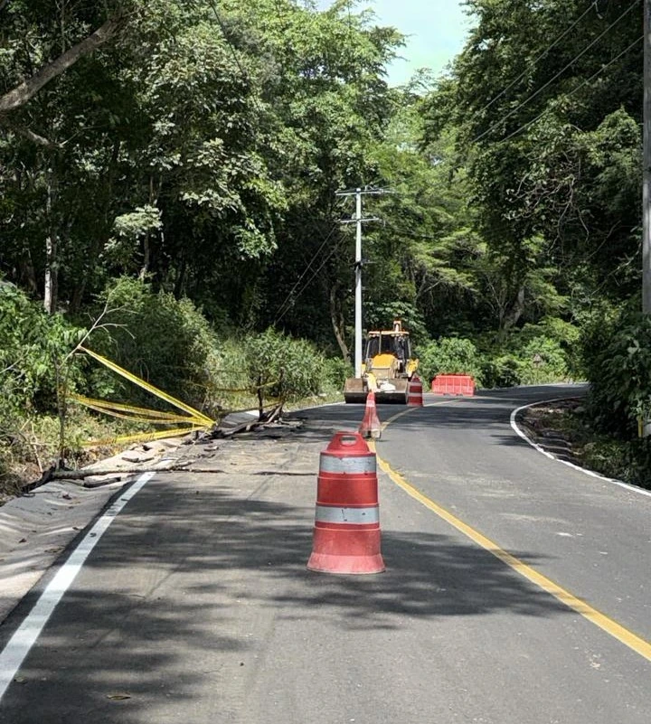 Tramo dañado de la vía La Paz-Manaure en el kilómetro, reparado tras fuertes lluvias recientes.