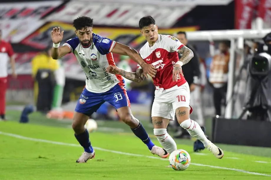 Jugadores disputan la pelota durante el partido entre Alianza Valledupar y Santa Fe.
