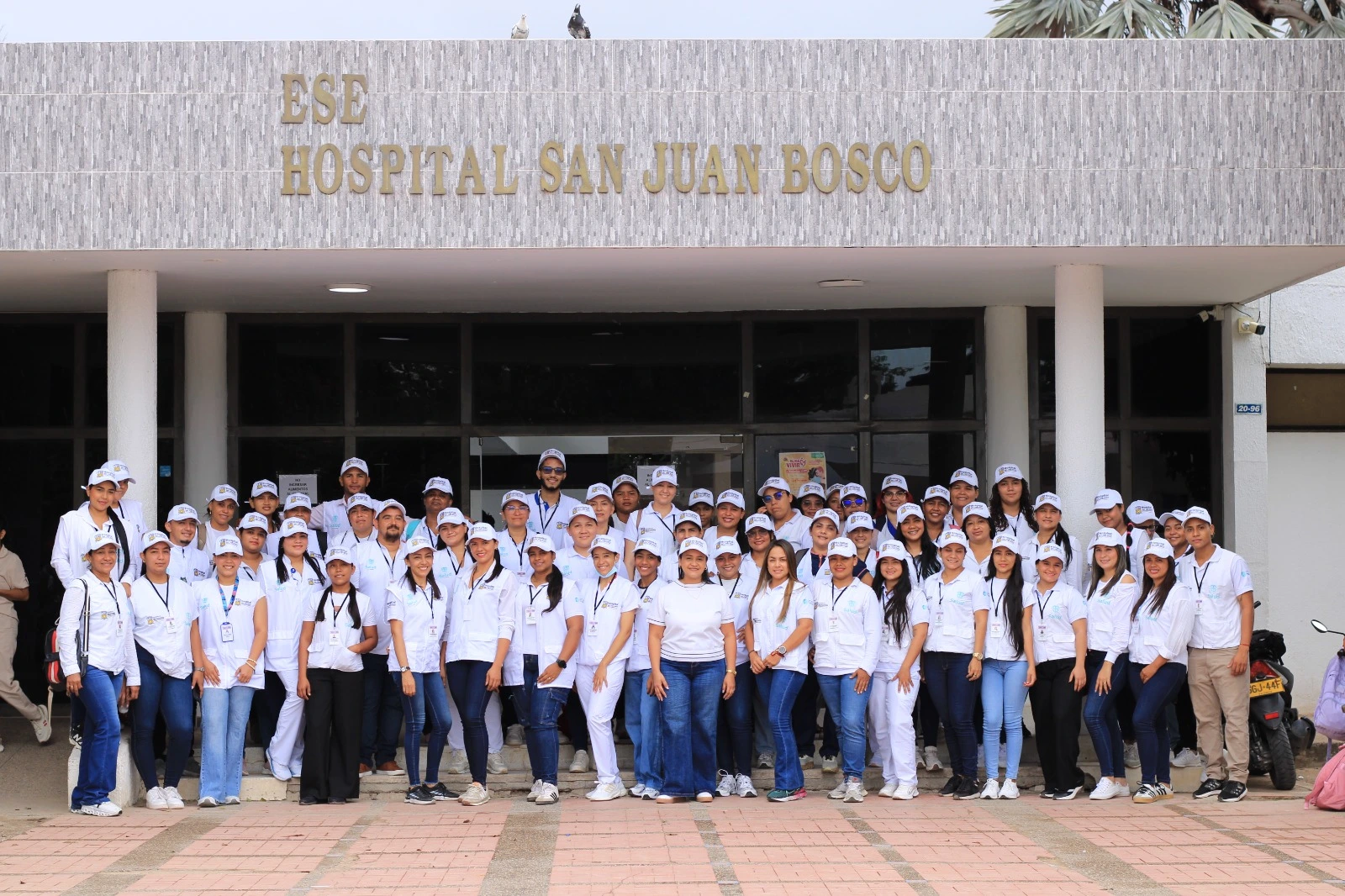 Equipo del Hospital San Juan Bosco reunido frente a la sede principal. / FOTO: Suministrada.