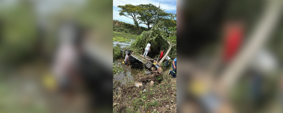 Heridos en volcamiento automóvil vía Llerasca Codazzi Cesar