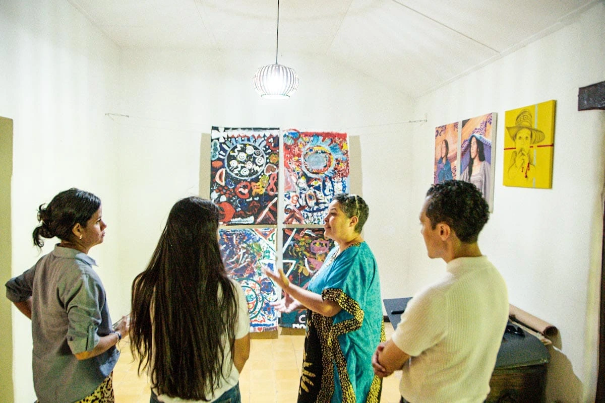 Visitantes comparten impresiones y experiencias junto a la artista Yarime Lobo durante la exposición en Casa de Encuentros, en el marco de Artva 2025. Foto: Jesús Ochoa.