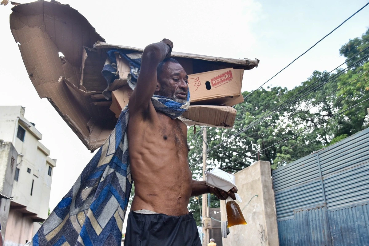 Habitantes de calle en las inmediaciones del Colegio Nacional Loperena y la iglesia Tres Avemarías, zonas que reflejan la compleja realidad social y los desafíos de inclusión y atención integral en Valledupar. Foto: Jesús Ochoa.