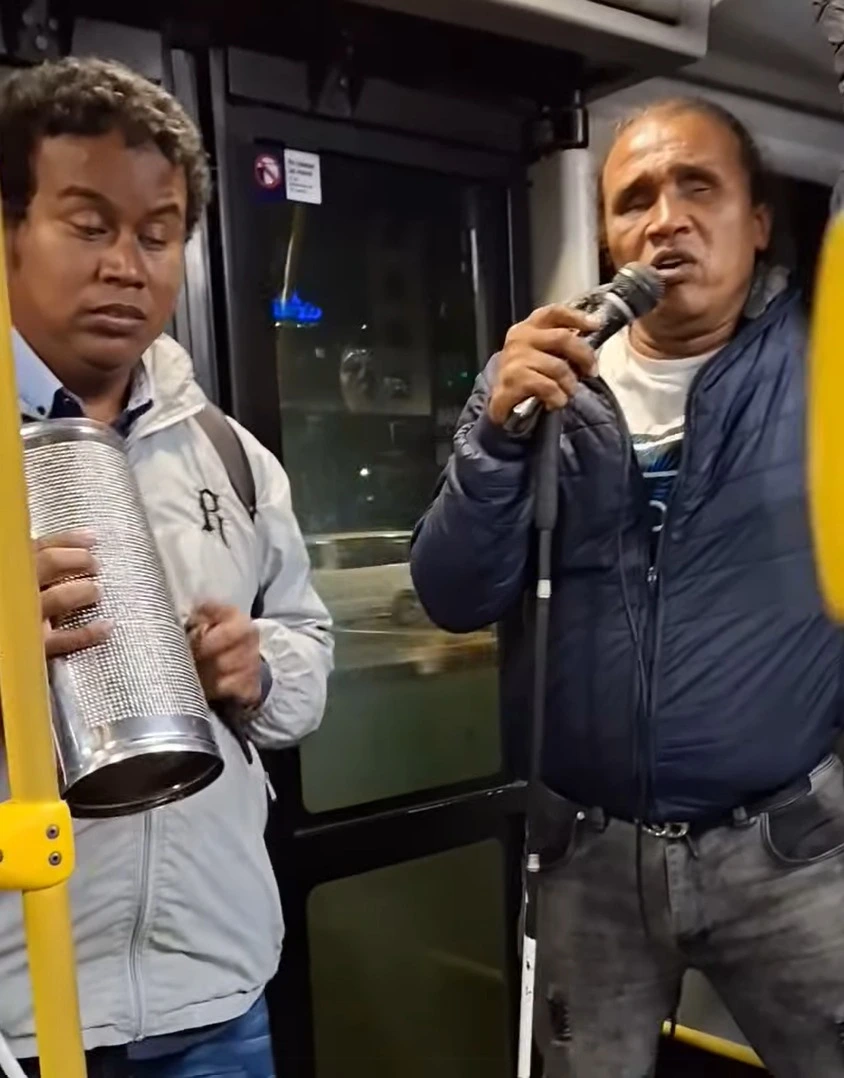 Invidentes cantando vallenato en Transmilenio de Bogotá