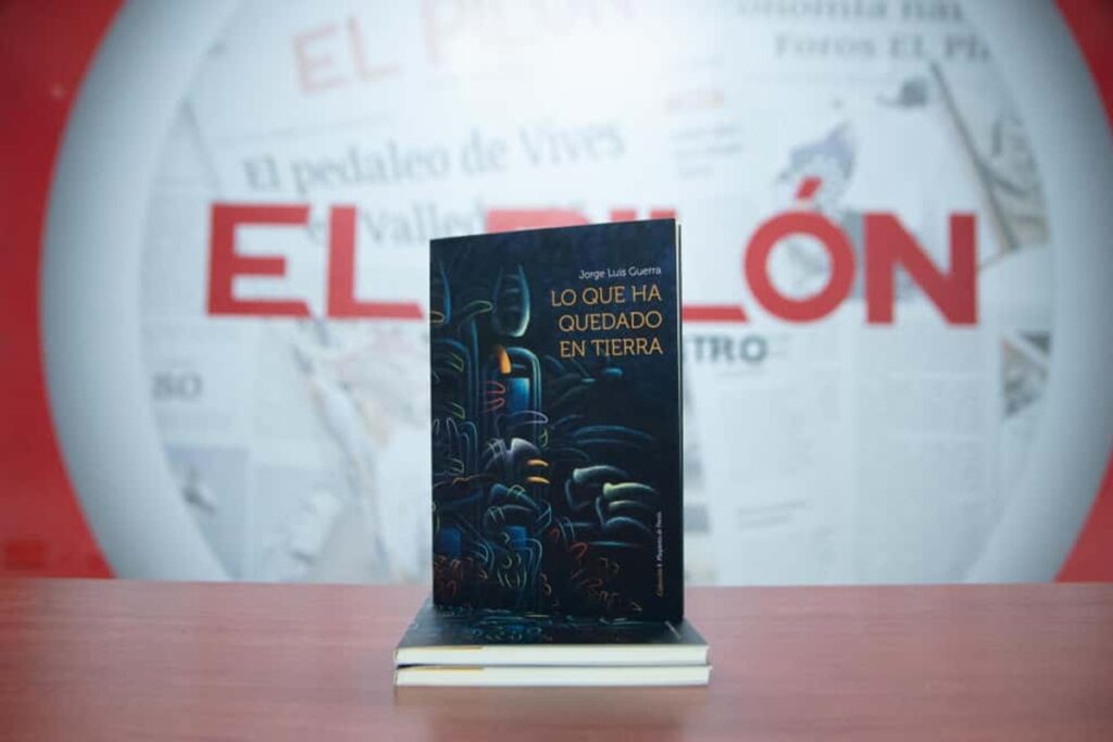 El poemario ‘Lo que ha quedado en tierra’ se encuentra disponible en la versión de bolsillo y en formato digital.   FOTO: JESÚS OCHOA/ EL PILÓN.
