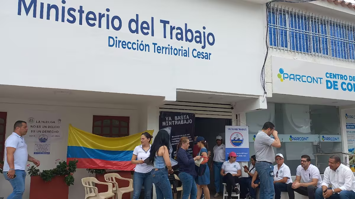 En la sede del Ministerio de Trabajo en Valledupar, escenario de las reuniones claves entre el sindicato Sinaltraser y la empresa Aseo del Norte para buscar una solución al conflicto laboral.