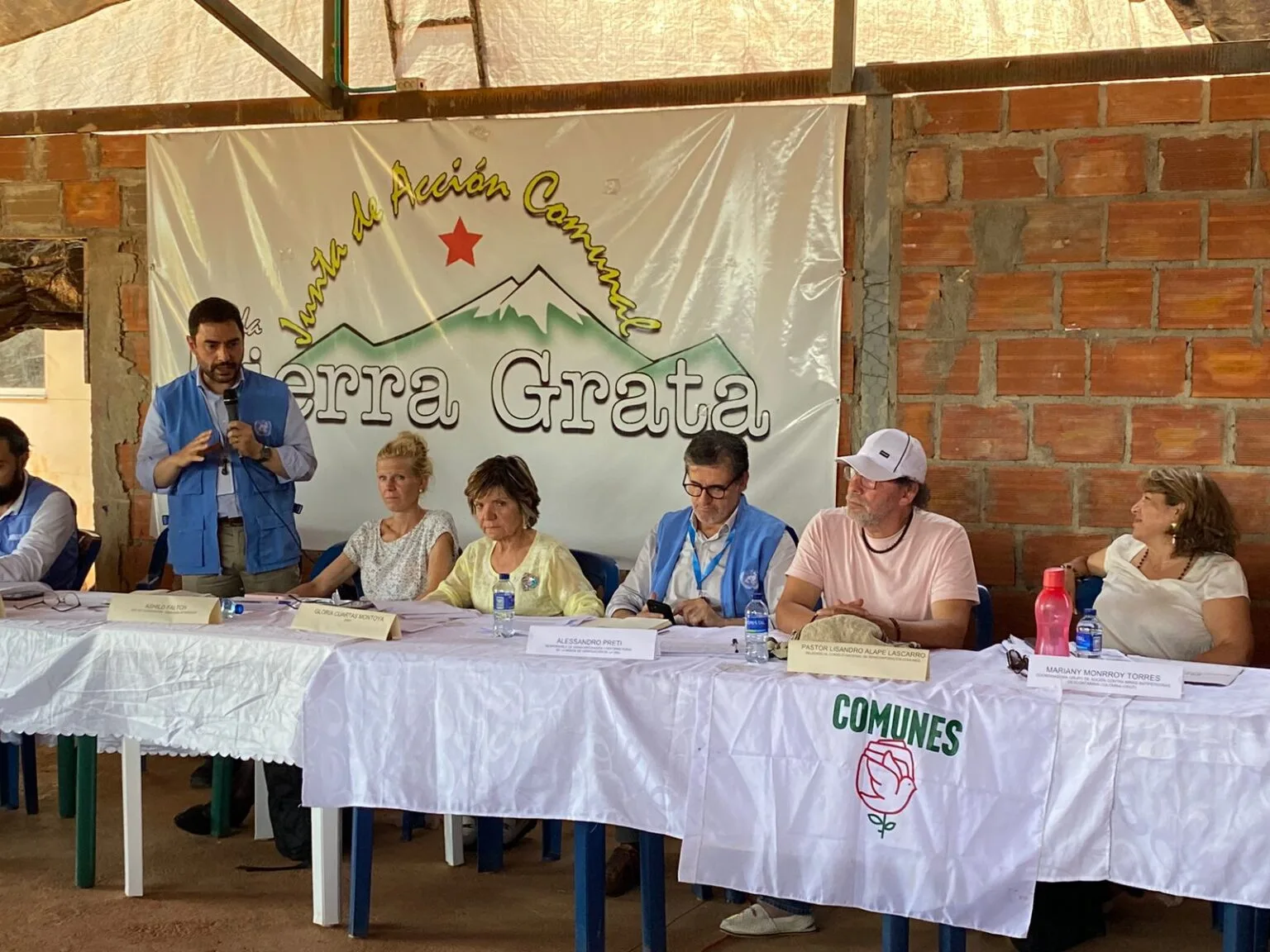 Desde la vereda Tierra Grata, en el municipio de Manaure, Cesar, el Mecanismo tripartito creado en el marco del Acuerdo de Paz del Teatro Colón compartió los resultados del piloto de suministro de información sobre artefactos explosivos en Colombia. Foto: OACP.