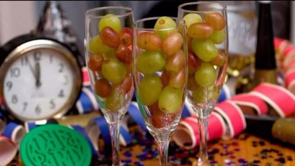 Comer doce uvas al ritmo de las campanadas es un ritual que se practica con concentración y rapidez.