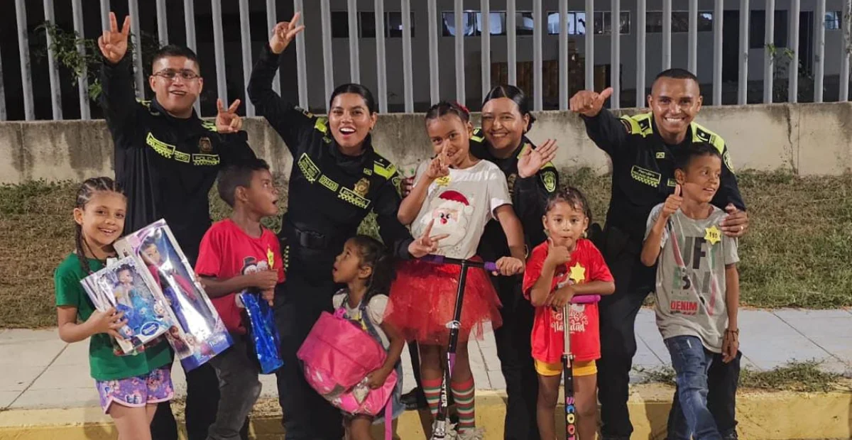 Uniformados de la Policía Metropolitana de Valledupar compartieron una jornada de regalos, recreación y acompañamiento con más de 200 niños de sectores vulnerables de la ciudad. Foto: Policía.