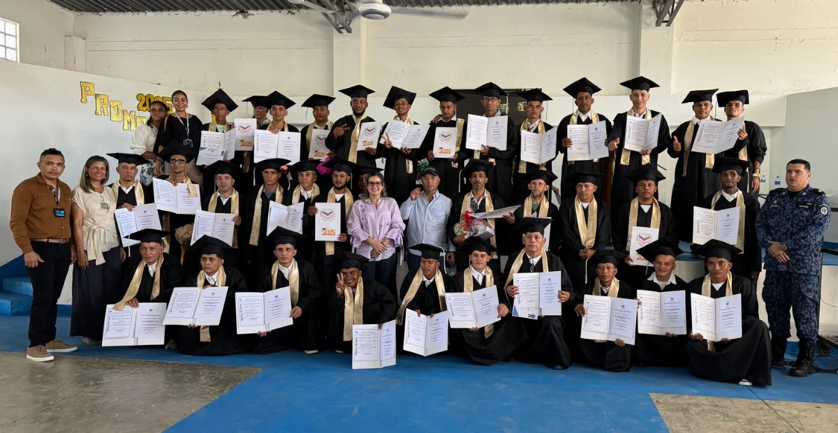 38 internos de La Tramacúa celebran su grado de bachiller como parte de su proceso de resocialización. Foto: EL PILÓN.