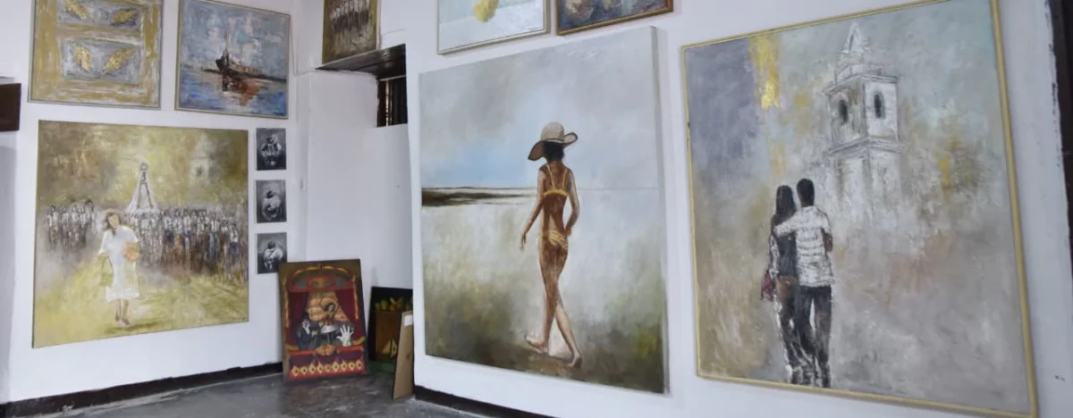 Público recorriendo los pabellones de ARTVA, una feria que impulsa el mercado del arte y acerca nuevas propuestas al coleccionismo regional. Foto: Jesús Ochoa
