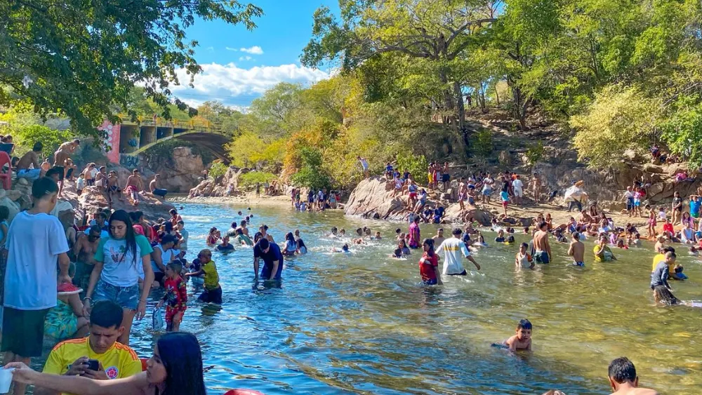 Aunque el río sigue siendo sinónimo de identidad, la acumulación de residuos reabre el debate sobre la responsabilidad ciudadana.