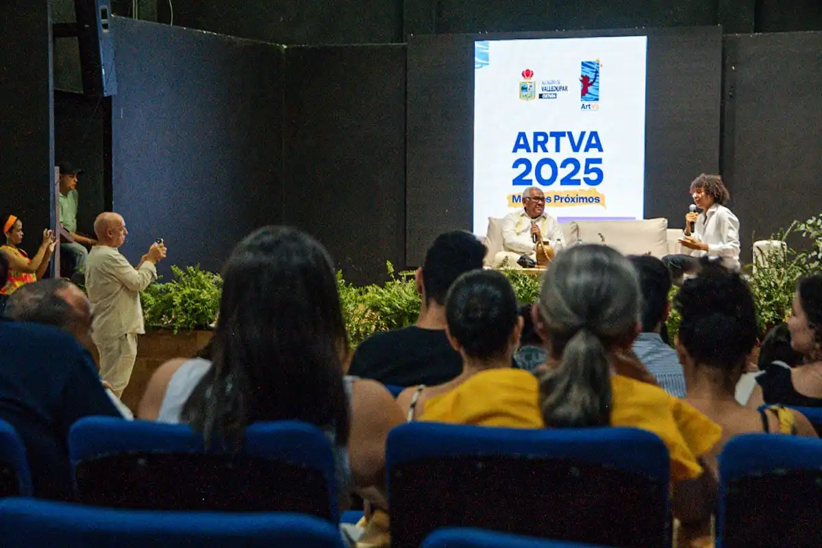 Visitantes recorrieron las salas satélites de ARTVA 2025 "Mundos Próximos", descubriendo obras de Perkys, Kajuma y emergentes como Diana Durán. Foto: Jesús Ochoa.