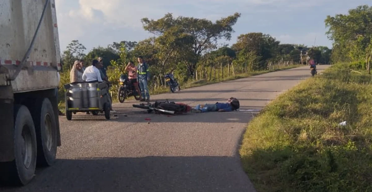 Las autoridades inspeccionaron el sitio donde murió Luis Antonio Sosa tras el fuerte choque con una volqueta. Foto: Cortesía.