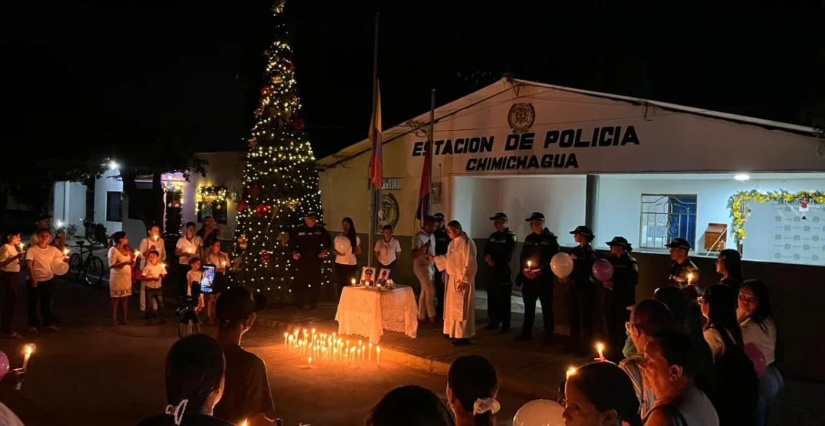 La comunidad de Chimichagua encendió velas frente a la Estación de Policía en memoria de la patrullera Vanessa De León Pertuz. Foto: Policía.