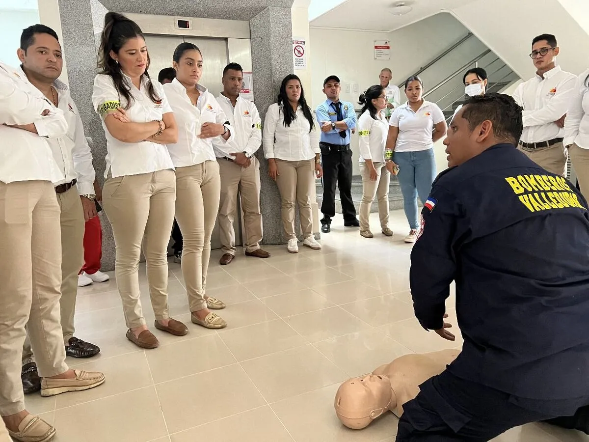 Empleados de Comfacesar dominan los primeros auxilios en ejercicios prácticos de seguridad laboral. Foto: Comfacesar.