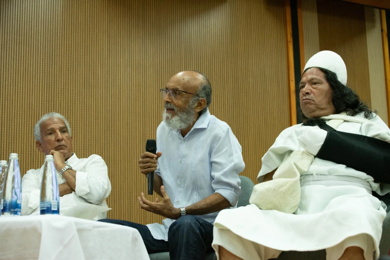 Panelistas del conversatorio ‘Río Guatapurí, más allá de la Línea Negra’: expertos y el mamo dialogan con madres y estudiantes sobre los retos ambientales, la transmisión de saberes y el rol vital de las mujeres en la defensa del territorio ancestral y los ríos de Valledupar. Foto: Jesús Ochoa.