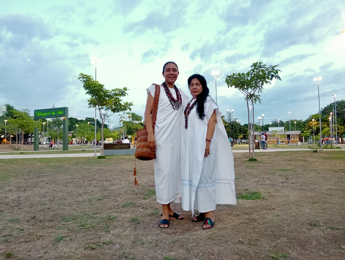 Adriana Arias Montero y Orfelina Carrillo, lideresas ambientales kankuamas, enseñan a nuevas generaciones prácticas de conservación y liderazgo ambiental en la Sierra Nevada de Santa Marta. Foto: Katlin Navarro.