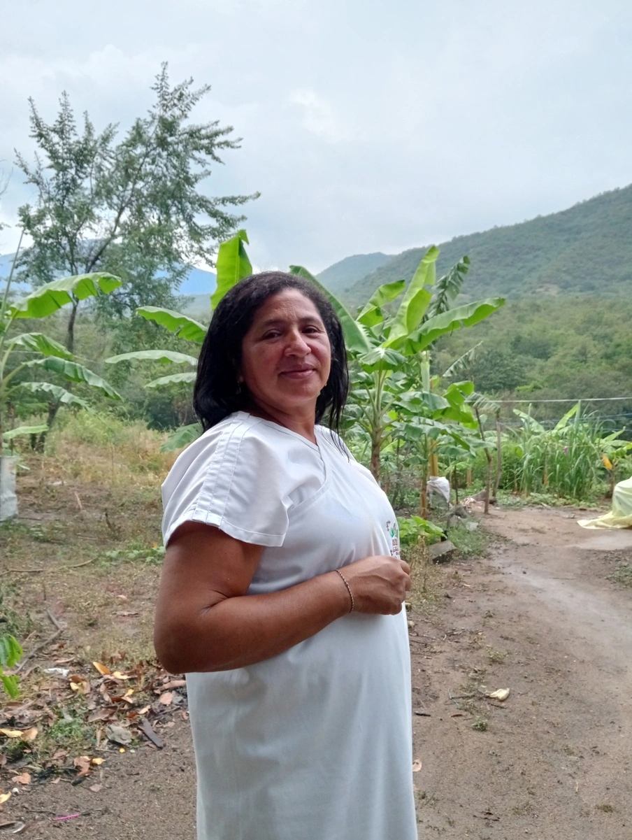 Delvis Estrada Arias, lideresa ambiental kankuama, enseña a niñas y niños de la Sierra Nevada el valor de sembrar especies nativas, cuidar el agua y preservar el territorio sagrado de la Línea Negra. Foto: Katlin Navarro.