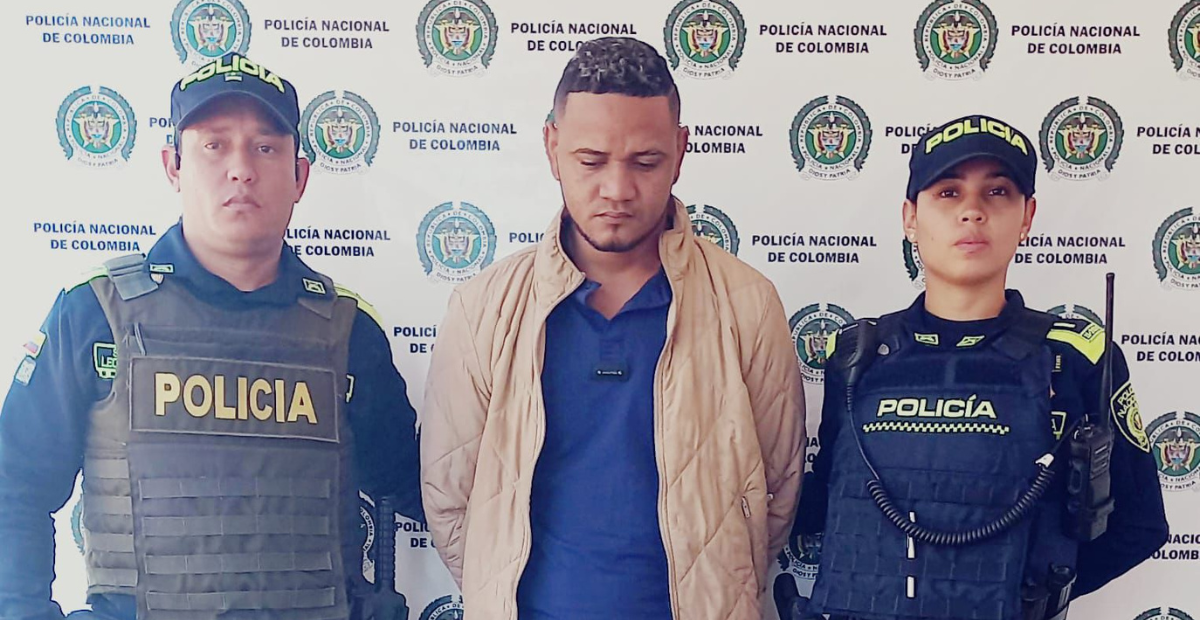 El capturado fue puesto a disposición de la Fiscalía General de la Nación tras ser requerido por el delito de violencia intrafamiliar agravada. Foto: Policía.