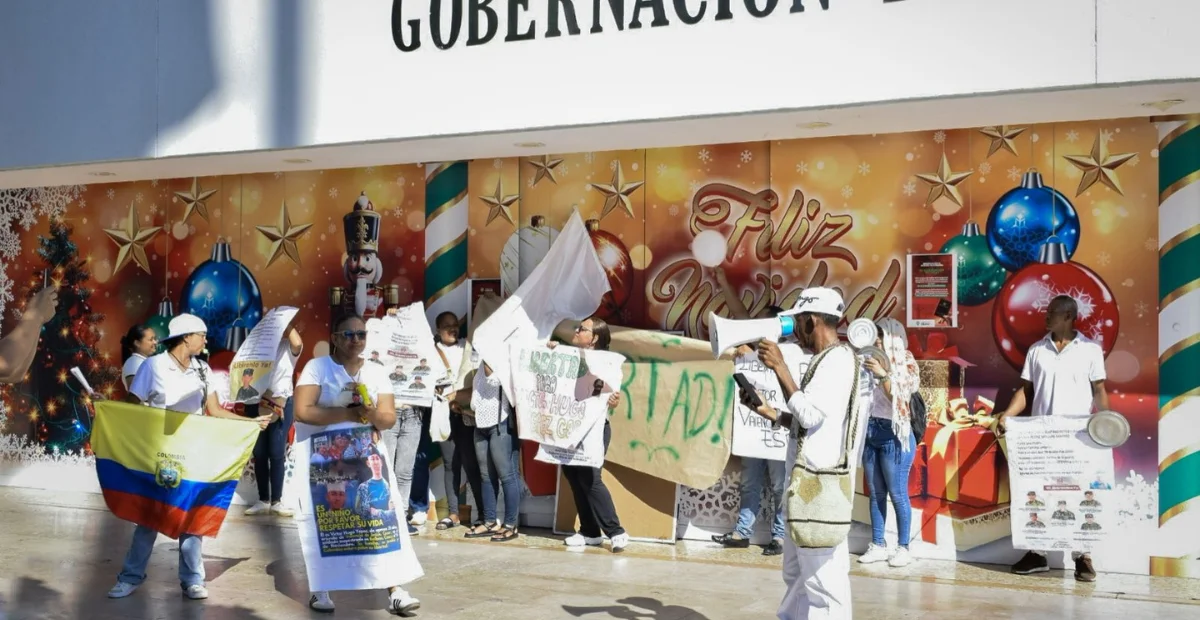 Familiares y habitantes del corregimiento Valencia de Jesús realizaron un plantón frente a la Gobernación del Cesar para exigir la liberación del soldado Víctor Hugo Yepes, secuestrado desde el pasado 14 de noviembre en Cauca. Foto: Said Medina.