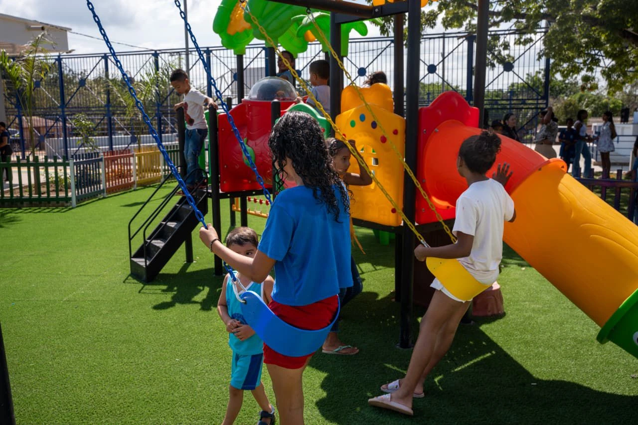 El parque central del corregimiento de Boquerón, entregado por Grupo Prodeco, integra zonas verdes, parque infantil, gimnasio biosaludable y espacios para el encuentro comunitario.