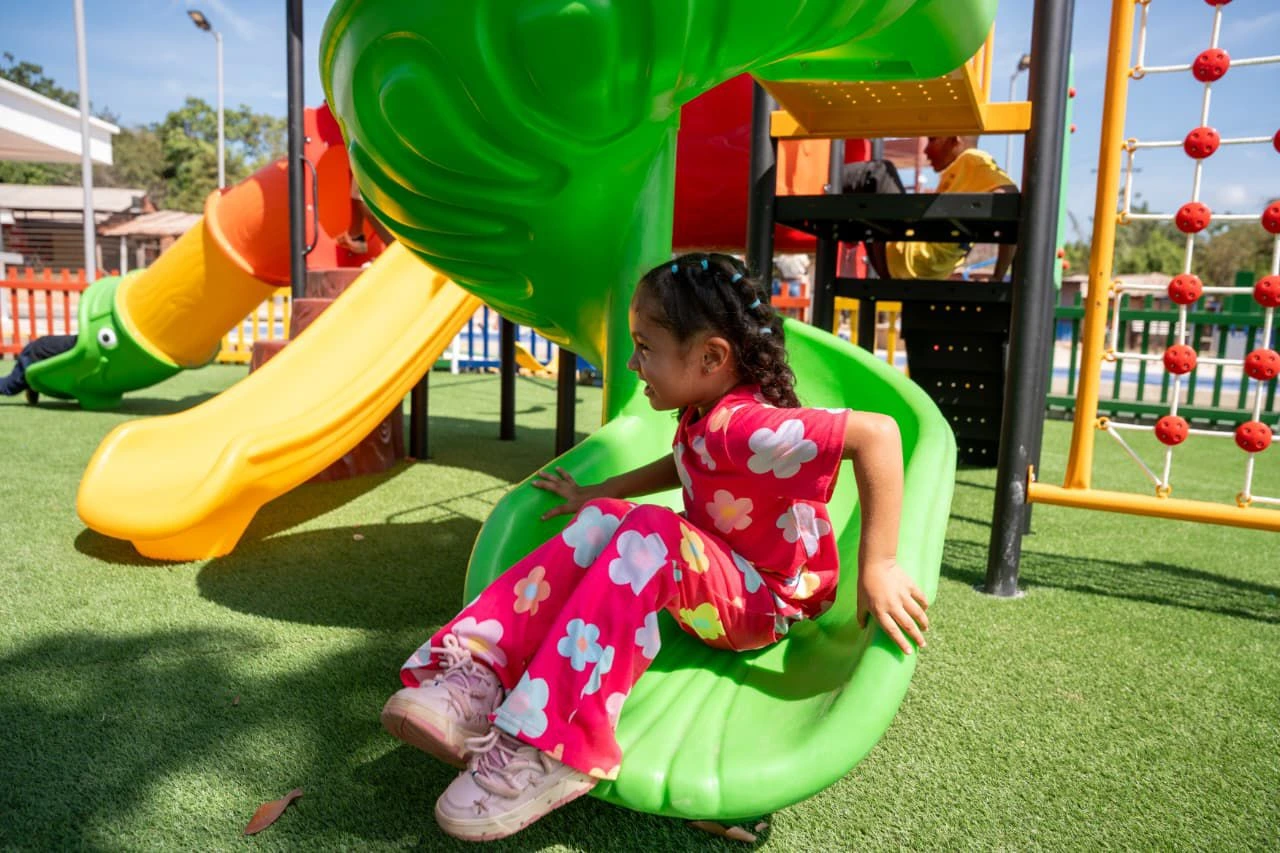 El parque central del corregimiento de Boquerón, entregado por Grupo Prodeco, integra zonas verdes, parque infantil, gimnasio biosaludable y espacios para el encuentro comunitario