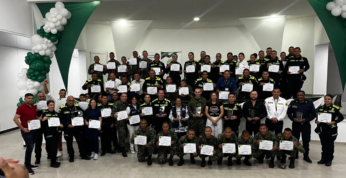 Uniformados y soldados recibieron certificaciones en primera respuesta durante acto encabezado por la Gobernación del Cesar y el ITN. Foto: Policía.